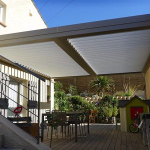 Pergola bioclimatique aluminium au dessus d'une terrasse à Chambéry