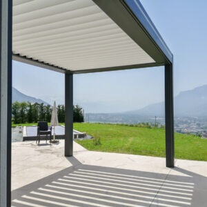 Installation pergola bioclimatique en aluminium dans l'Ain