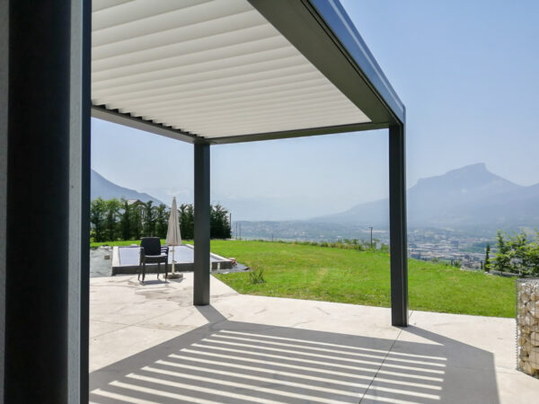 Installation pergola bioclimatique en aluminium dans l'Ain