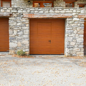 Porte de garage sectionnelle avec portillon en Savoie