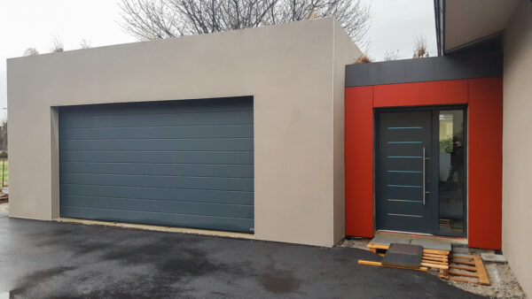 Porte de garage et porte d'entrée sur-mesure pour une maison individuelle en Savoie