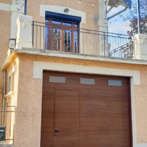 Porte de garage sur-mesure avec portillon en Haute-Savoie