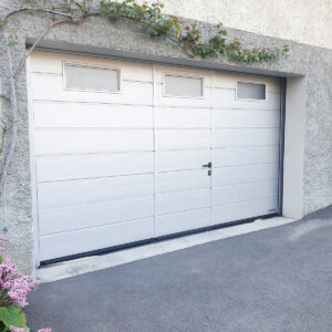 Porte de garage sur-mesure avec portillon pour les professionnels, artisans et industriels en Savoie