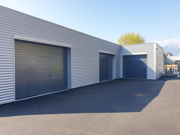 Porte de garage sur-mesure avec portillon pour les professionnels, artisans et industriels en Savoie