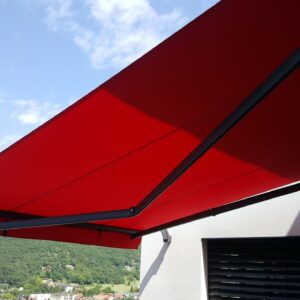 Un store sur mesure pour une protection solaire originale