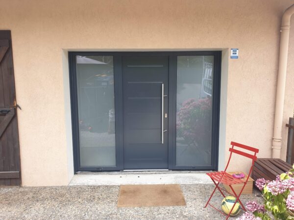 Porte d'entrée sur-mesure en aluminium Hormann