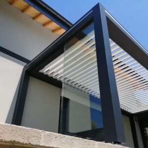 Pergola bioclimatique en aluminium marque Française Marquises