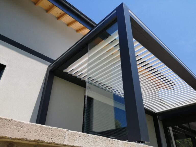 Pergola bioclimatique en aluminium marque Française Marquises